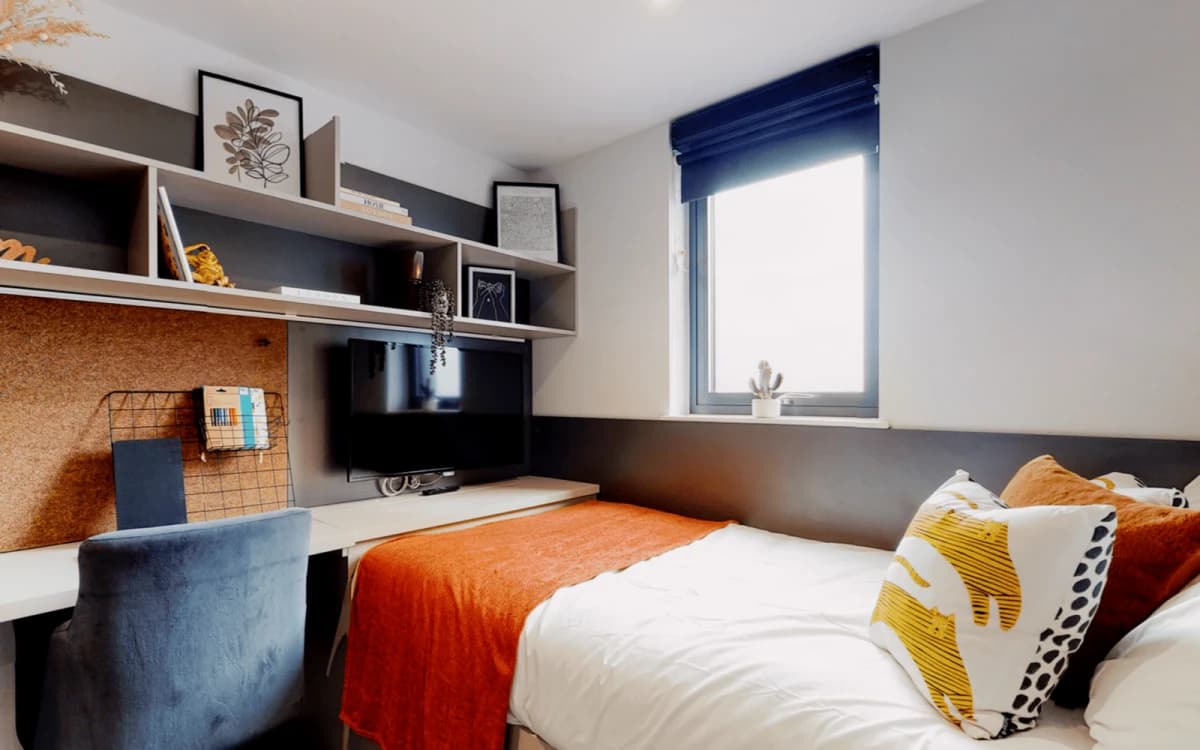 Lit Ealing Residence image