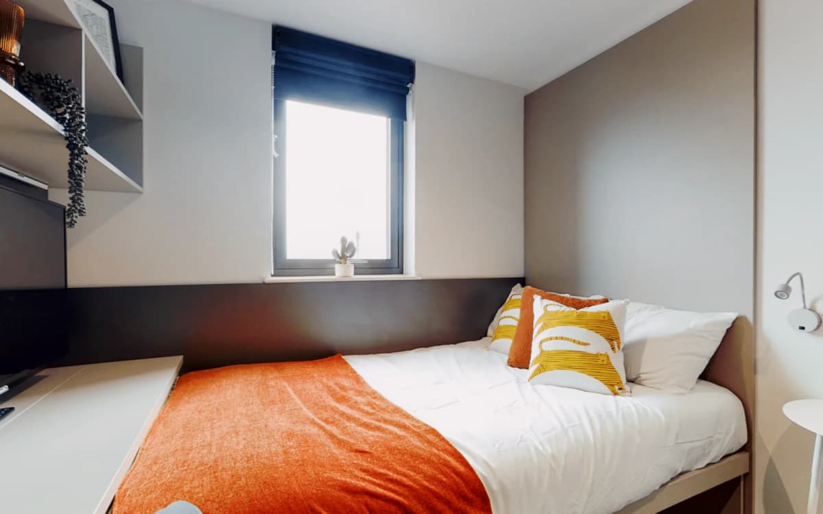 Lit Ealing Residence image