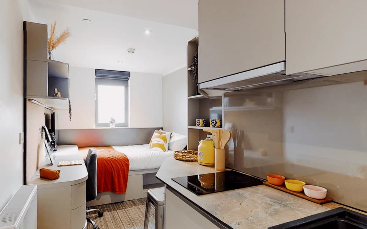 Lit Ealing Residence image