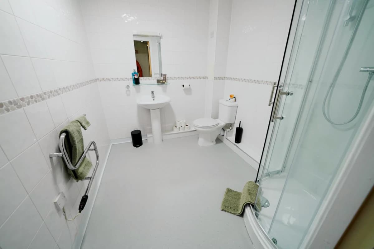 Large Double Ensuite (within a 5 bed flat)