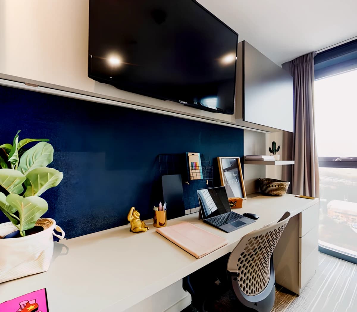 Lit Ealing Residence image