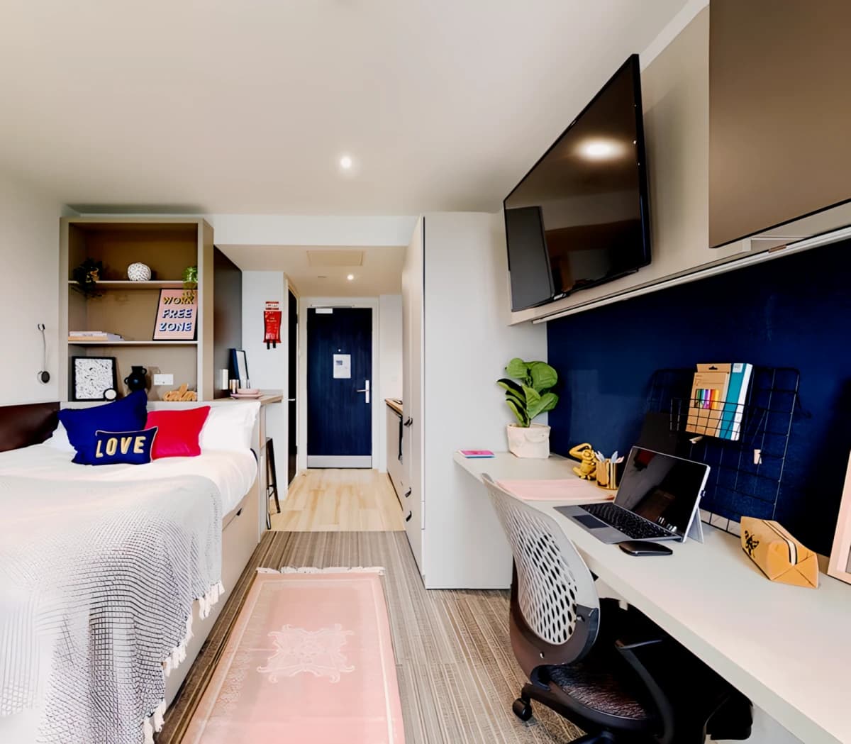 Lit Ealing Residence image