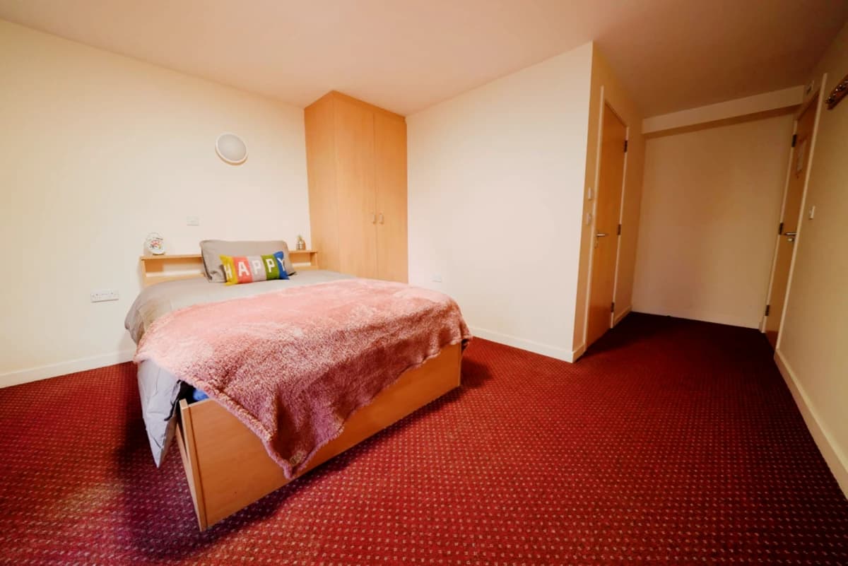 Large Double Ensuite (within a 5 bed flat)