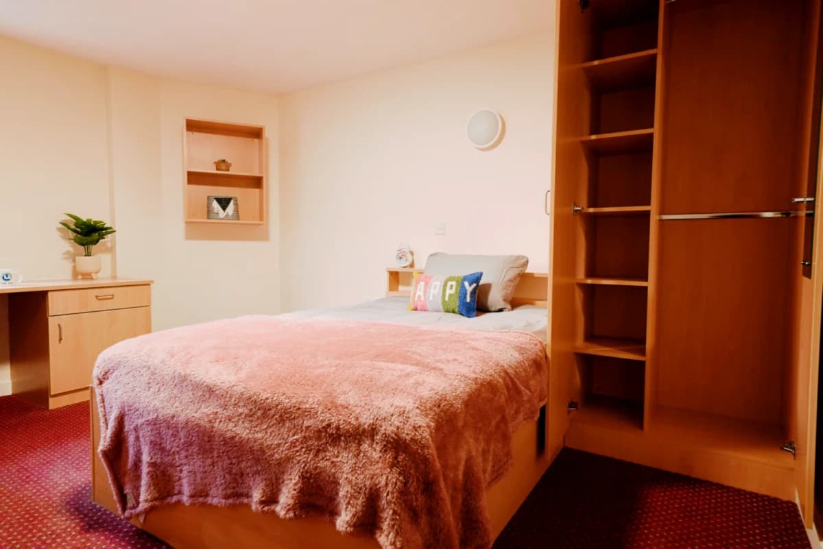 Large Double Ensuite (within a 5 bed flat)