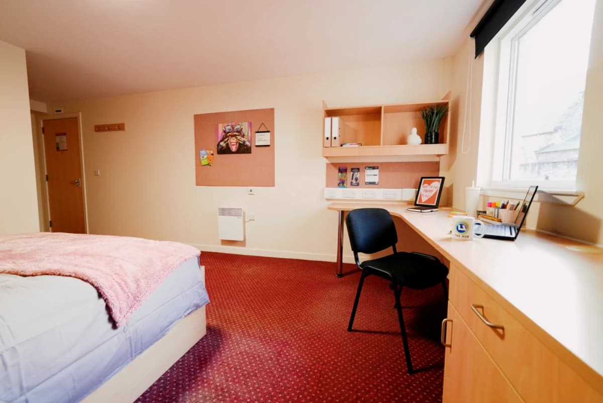 Large Double Ensuite (within a 5 bed flat)