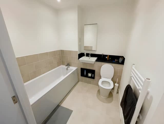 2 Bedroom 2 Bathroom Flat80