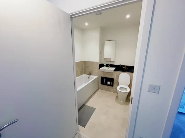 2 Bedroom 2 Bathroom Flat80