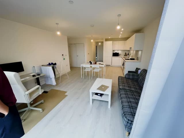 2 Bedroom 2 Bathroom Flat80