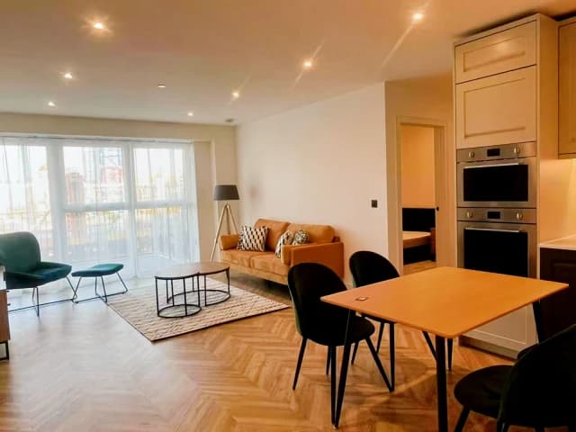 2 Bedroom 2 Bathroom Flat35