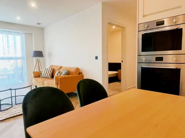2 Bedroom 2 Bathroom Flat35