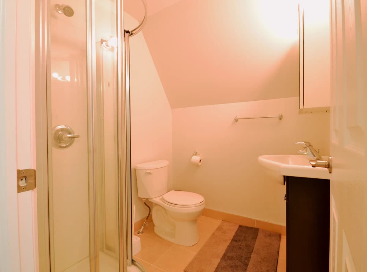 Room in 5 Bed 2 Bath