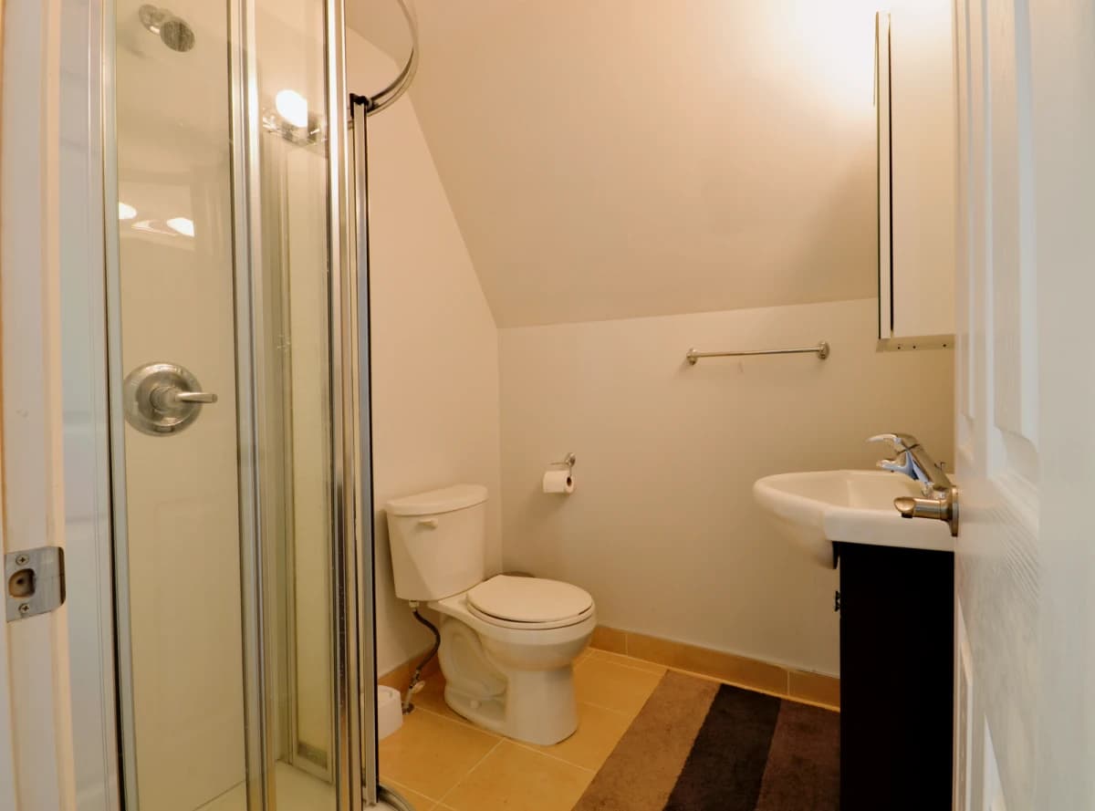 Room in 5 Bed 2 Bath