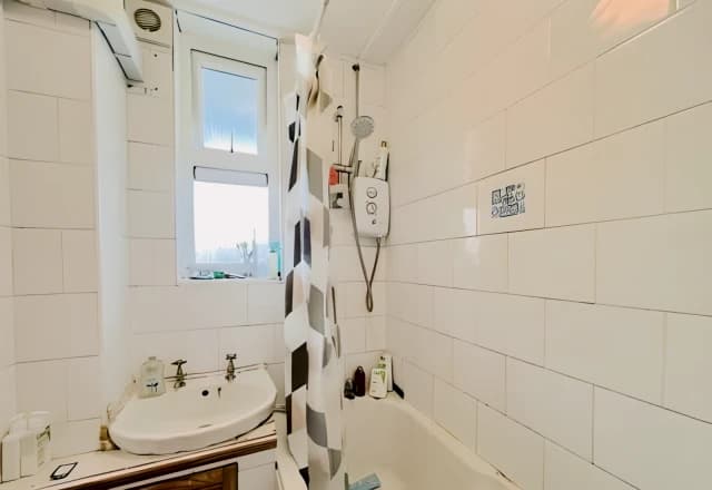 4 Bedroom 1 Bathroom