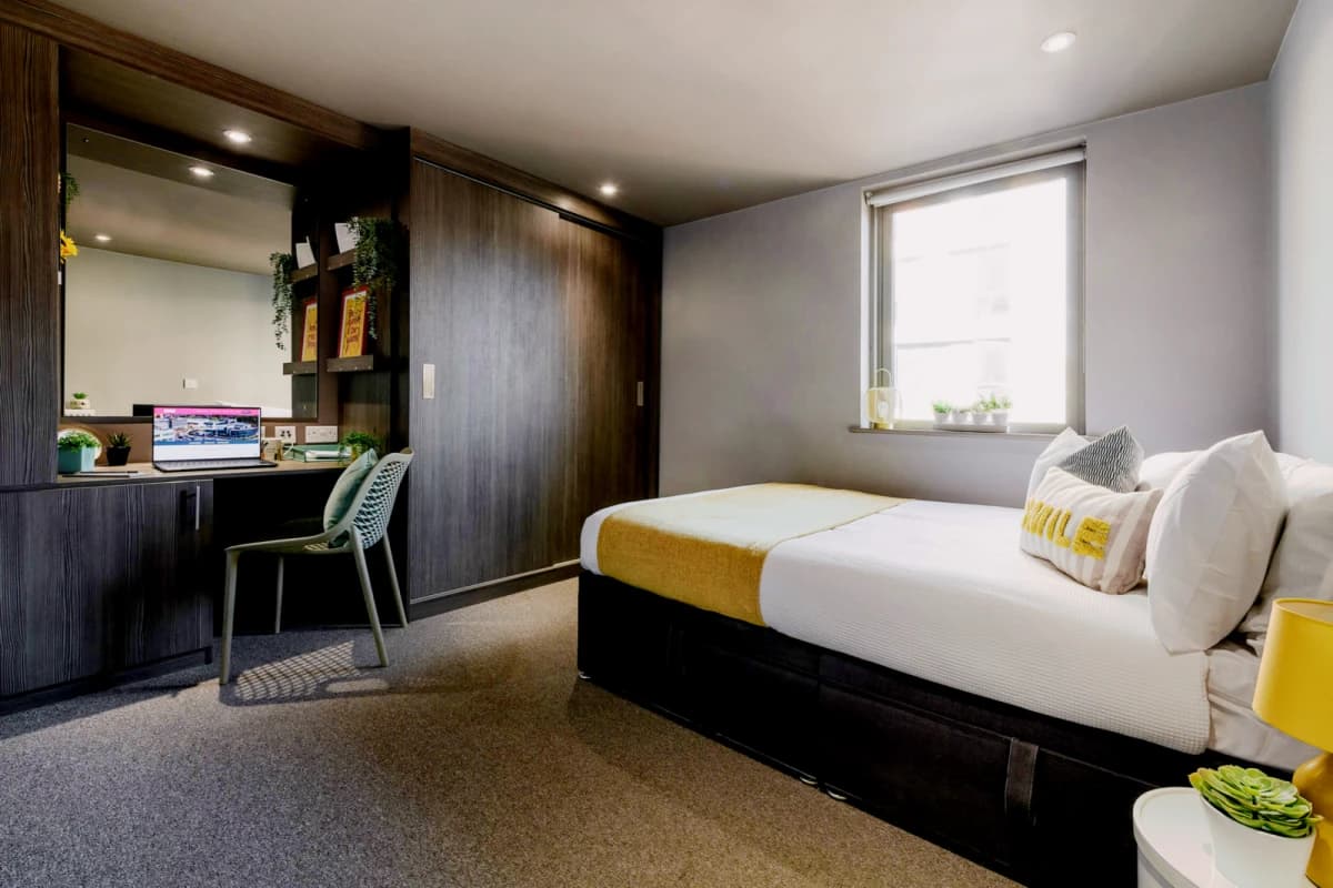 Plus En-suite 6 Bedroom