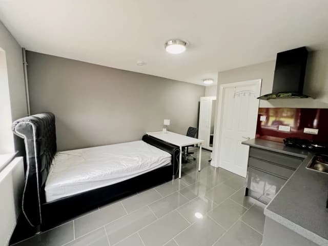 80 Charter Avenue image 4