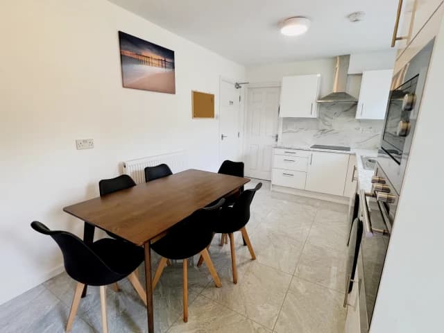 8 Squires Way image