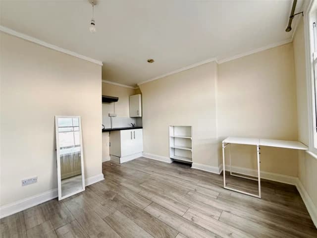 Studio, Flat 3, 6