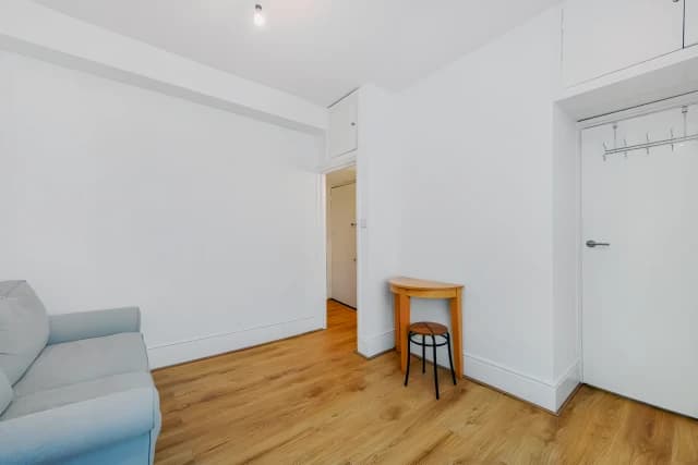 1 Bedroom 1 Bathroom Flat8