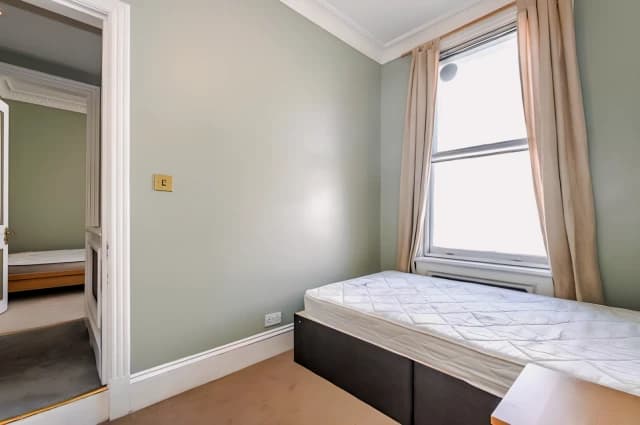 2 Bed 1 Bath, First Floor Flat, 25