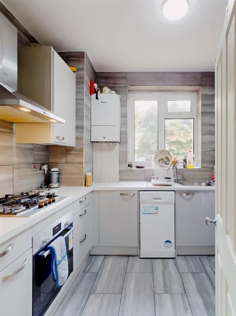 3 Bed 1 Bath, 5 Orpen House, 10-14