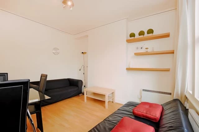 2 Bed 1 Bath, Top Floor Flat, 30
