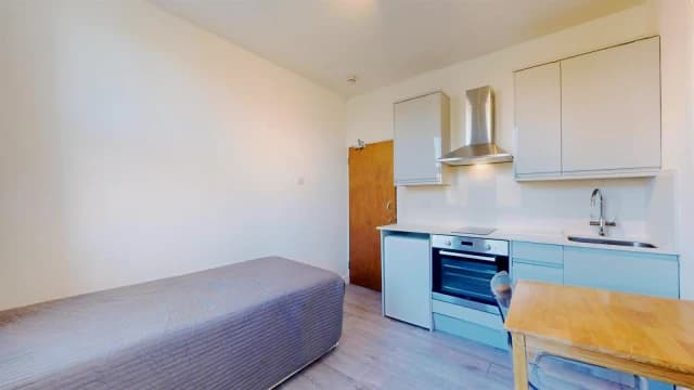 Studio, Room 6, 21