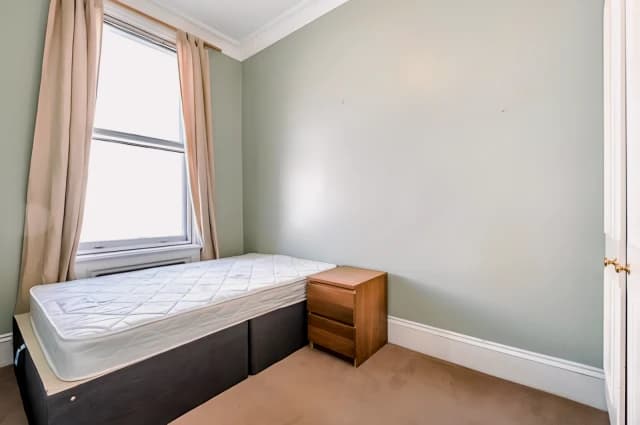 2 Bed 1 Bath, First Floor Flat, 25