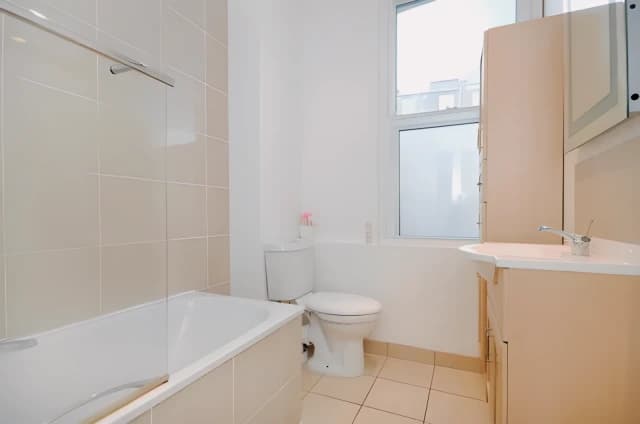 2 Bed 1 Bath, Top Floor Flat, 30
