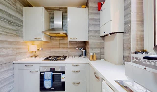 3 Bed 1 Bath, 5 Orpen House, 10-14