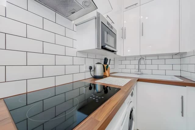 1 Bedroom 1 Bathroom Flat8