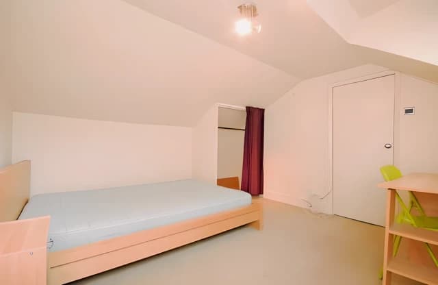 2 Bed 1 Bath, Top Floor Flat, 30