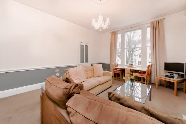 2 Bed 1 Bath, First Floor Flat, 25