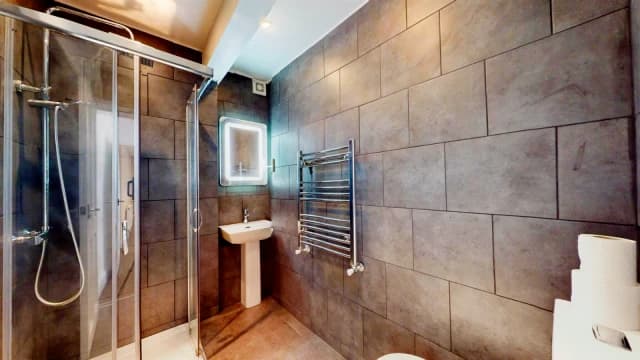 1 Bed 1 Bath, Flat 1b, 185