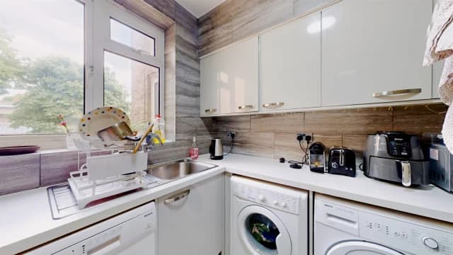 3 Bed 1 Bath, 5 Orpen House, 10-14