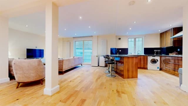 3 Bed 2 Bath, Flat 3, 20