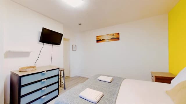 Studio, Flat 13, 4