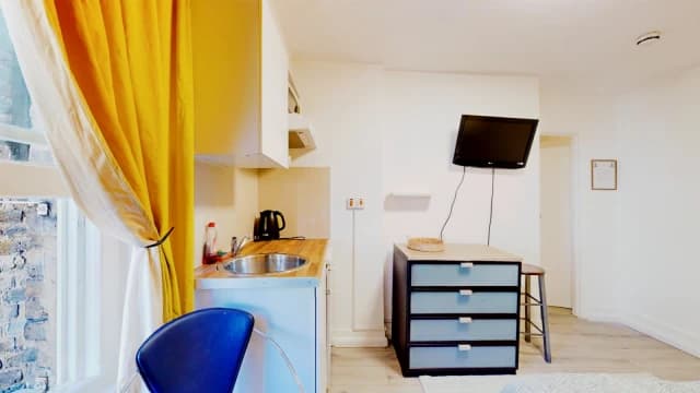 Studio, Flat 13, 4