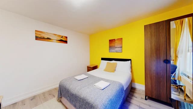 Studio, Flat 13, 4