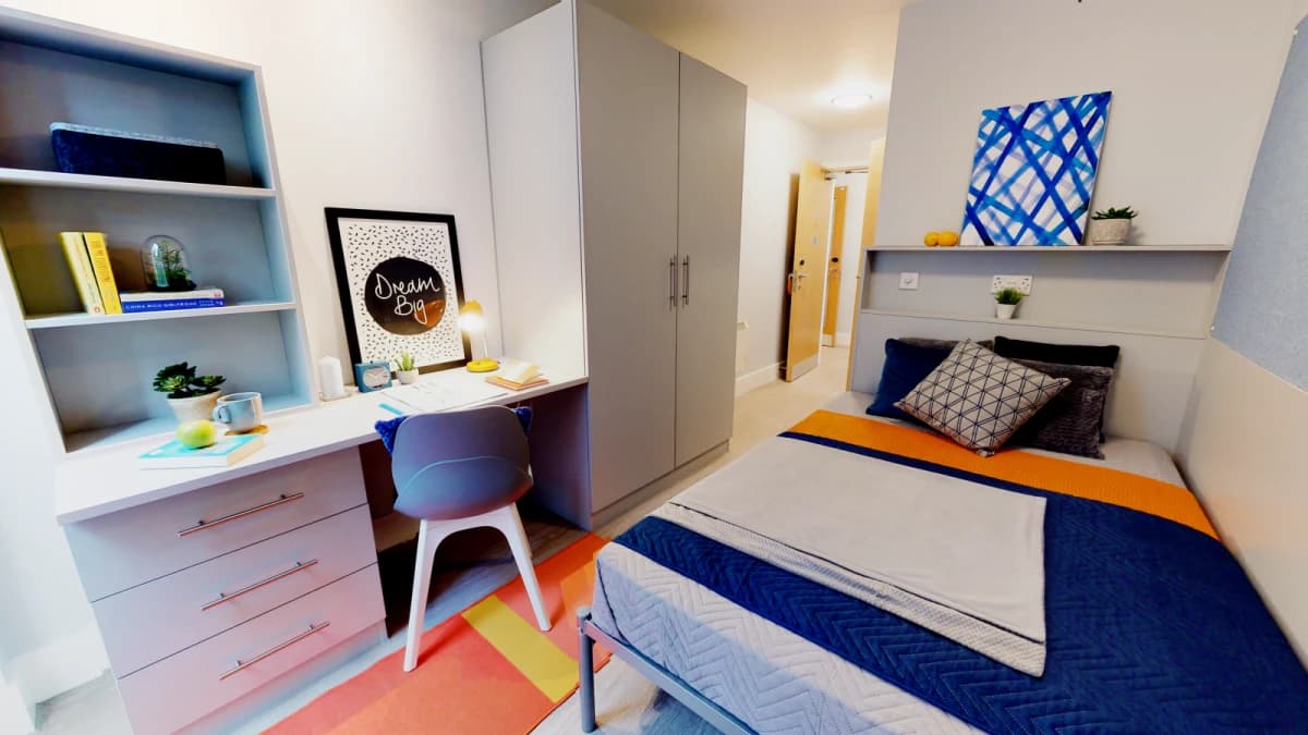 iQ Magenta House image