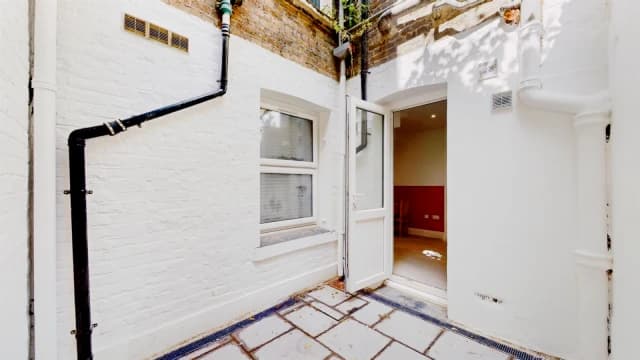 Studio, Flat 3A, 66