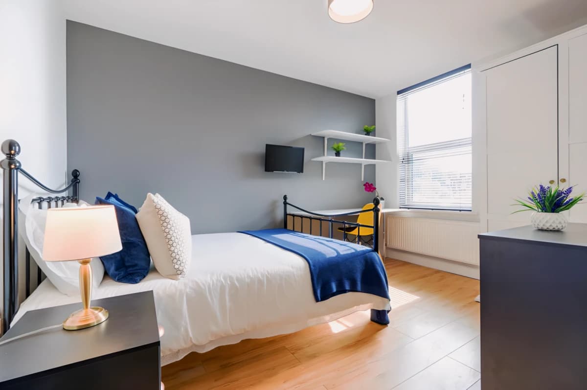 6 Bed 2 Bath