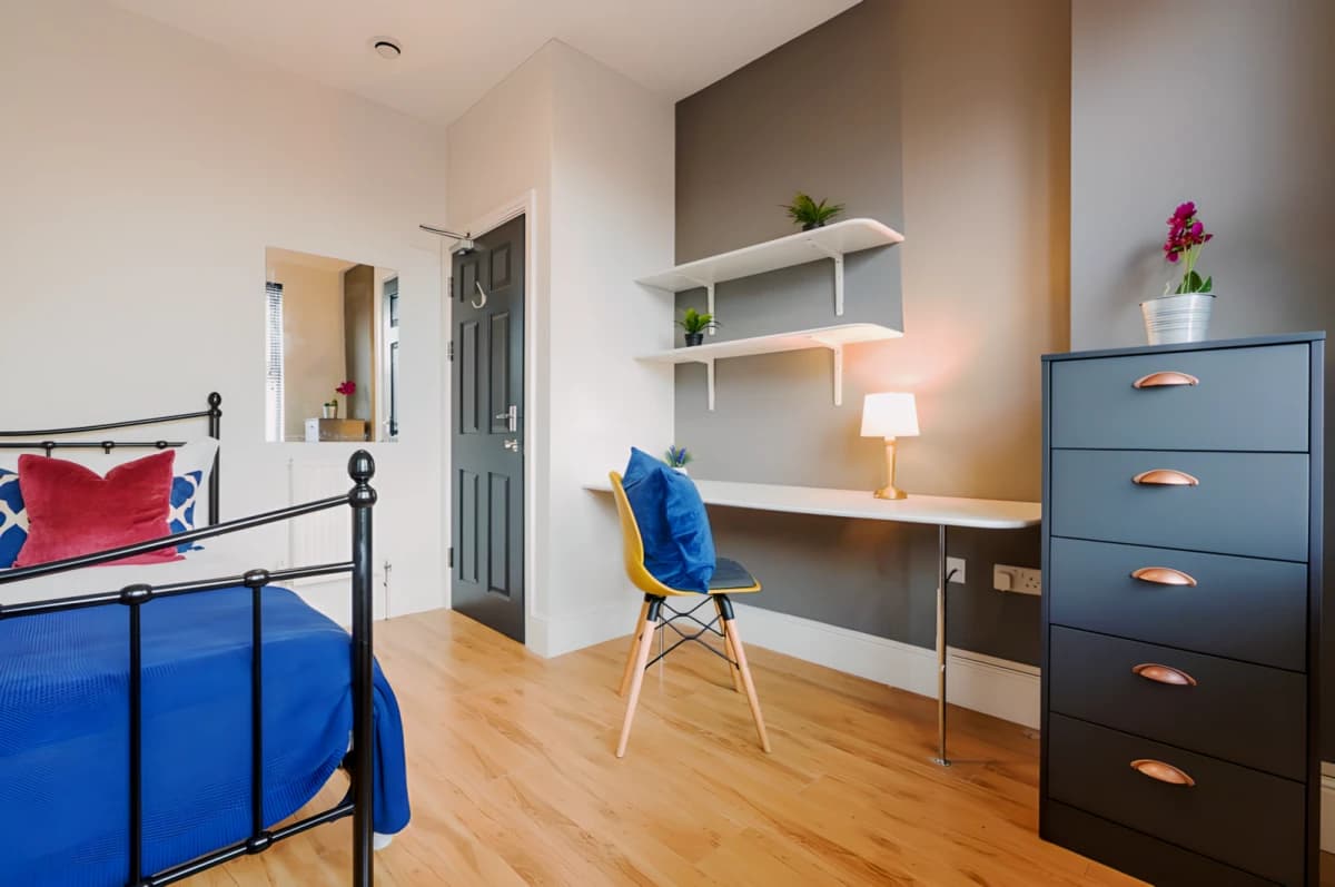 6 Bed 2 Bath