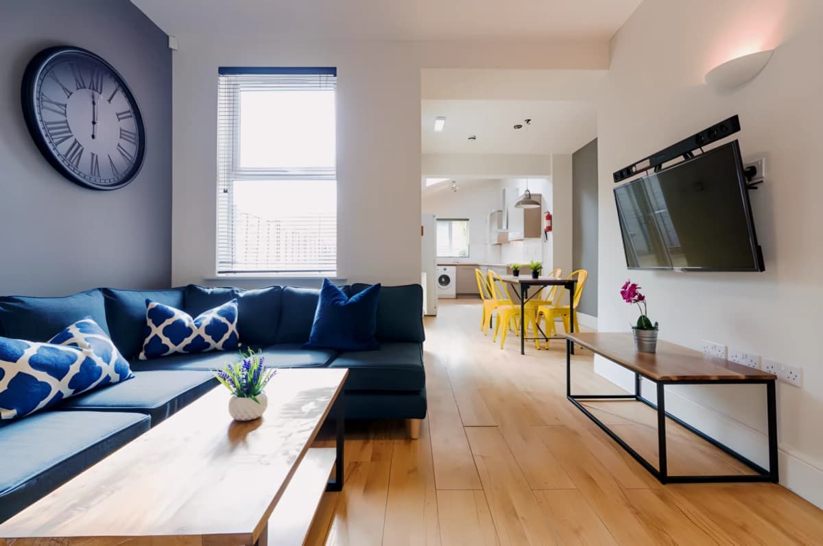 6 Bed 2 Bath