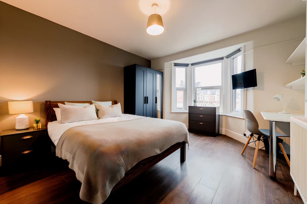 7 Bed 2 Bath