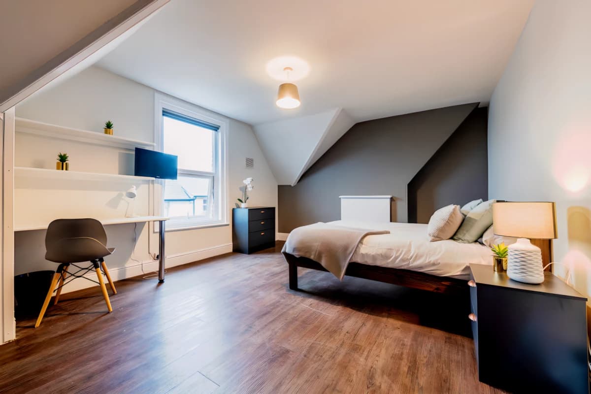 7 Bed 2 Bath