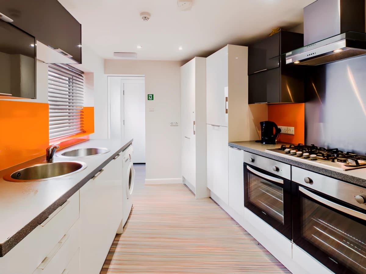 8 Bed 2 Bath