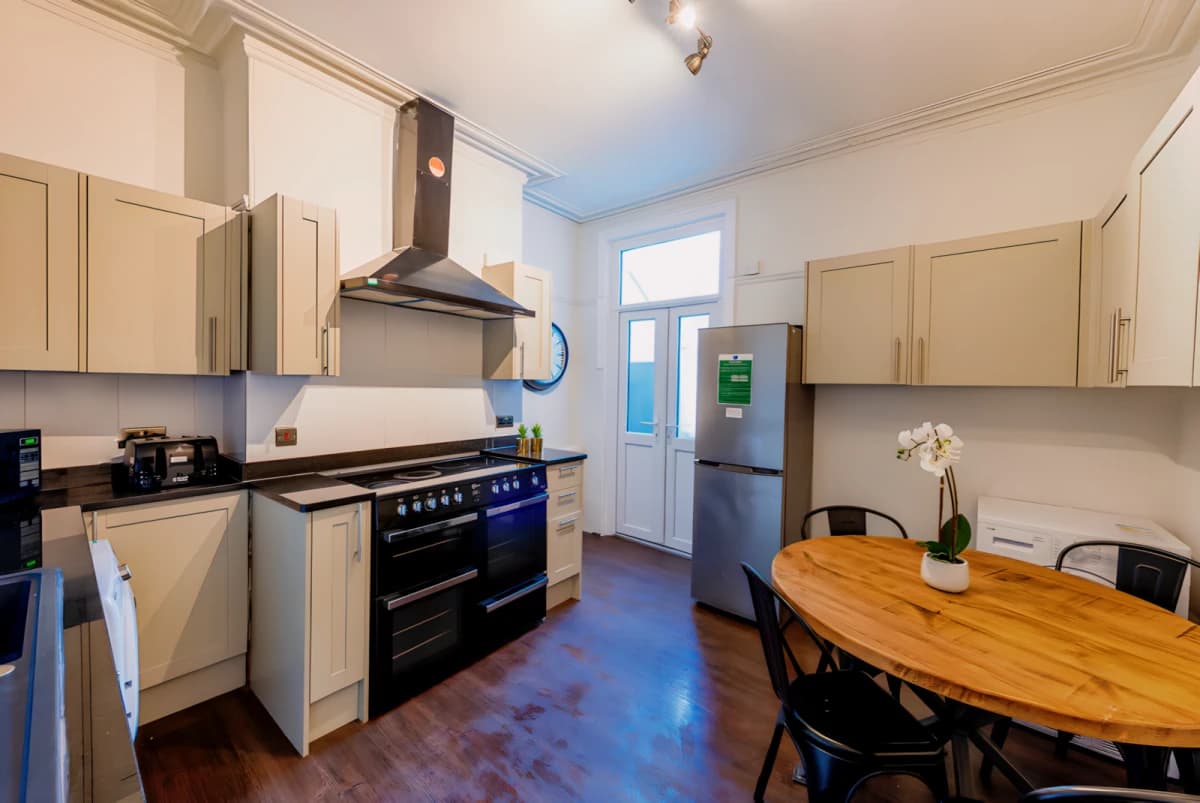 7 Bed 2 Bath