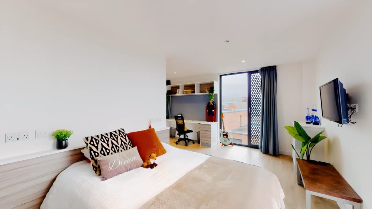 Lumis Leicester image