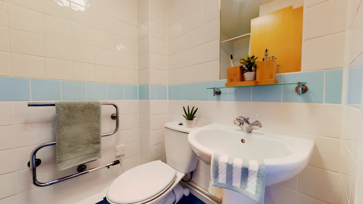 Silver En Suite