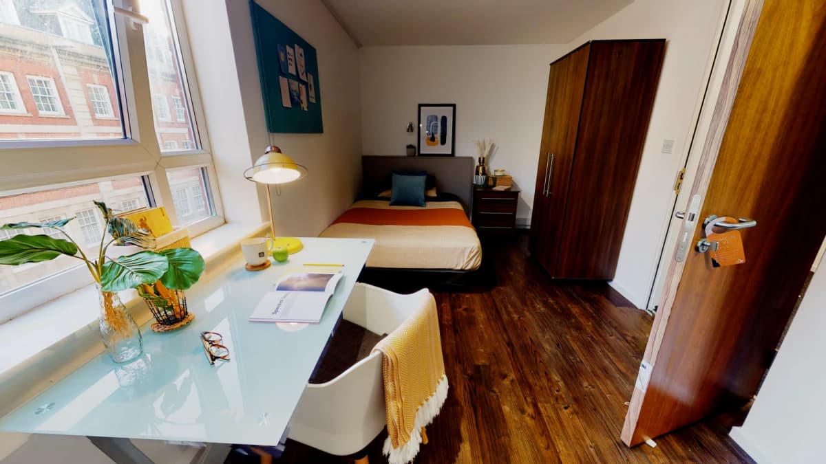 iQ Grosvenor House image 3